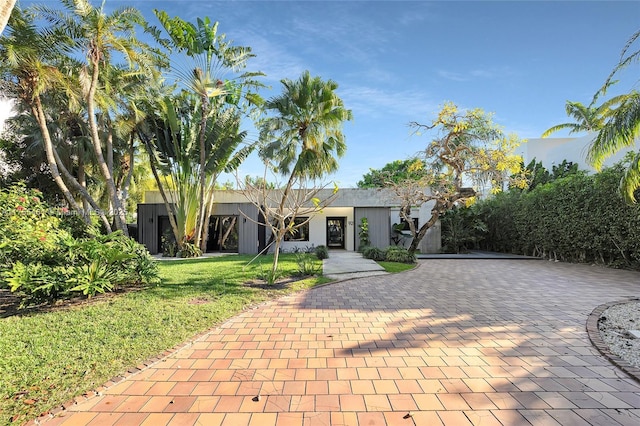 view of front of home featuring a front yard