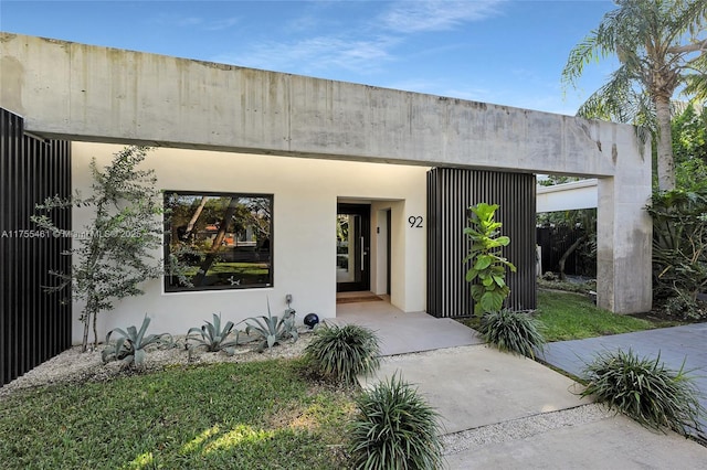 view of front facade with stucco siding