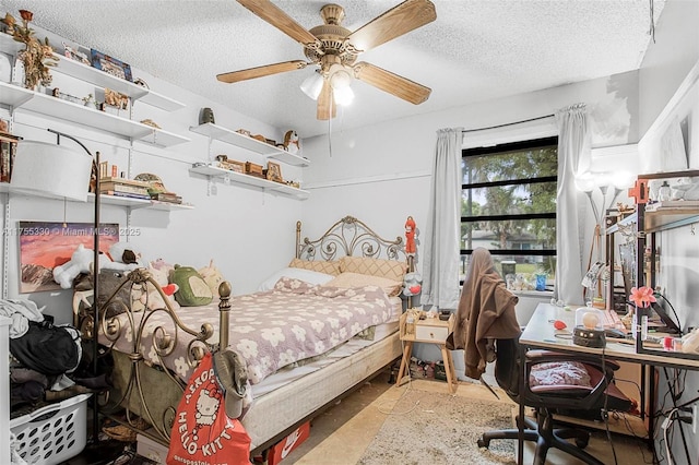 bedroom featuring ceiling fan and a textured ceiling