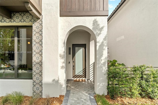 property entrance with stucco siding