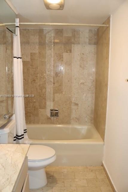 full bathroom featuring toilet, baseboards, shower / tub combo with curtain, and vanity