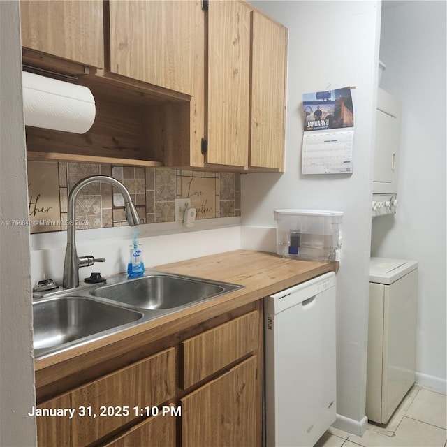 10004 Twin Lakes Dr Unit 36-F, Coral Springs, FL 33071 - kitchen with tasteful backsplash, stacked washer / dryer, dishwasher, a sink, and light tile patterned flooring