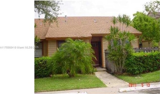 view of front of home with a front lawn