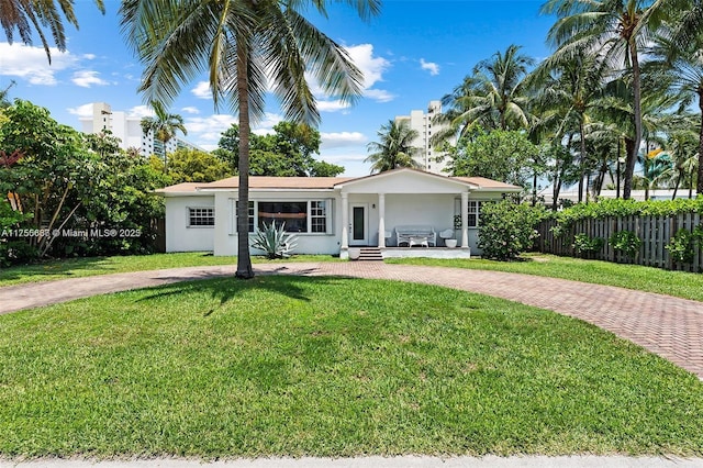 225 191st Ter, Sunny Isles Beach, FL 33160 - ranch-style home featuring curved driveway and stucco siding