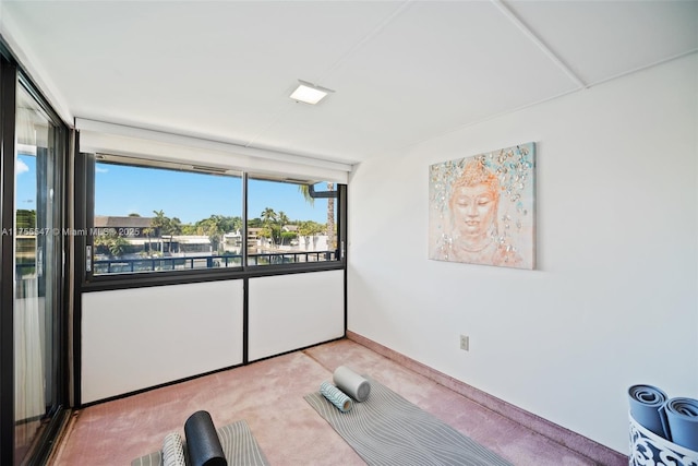 workout room with carpet and baseboards