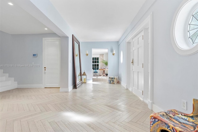 foyer entrance featuring baseboards