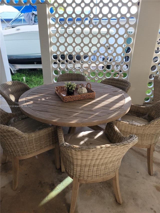 balcony with outdoor dining space