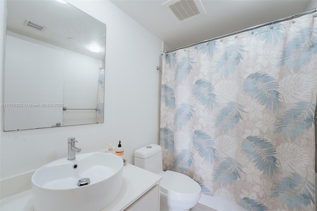 full bathroom with a shower with curtain, visible vents, vanity, and toilet