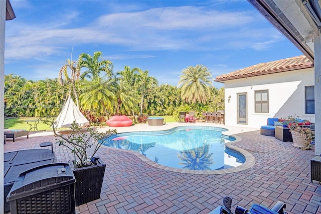 4455 Parkside Rd, Davie, FL 33328 - swimming pool featuring a patio and outdoor dining space