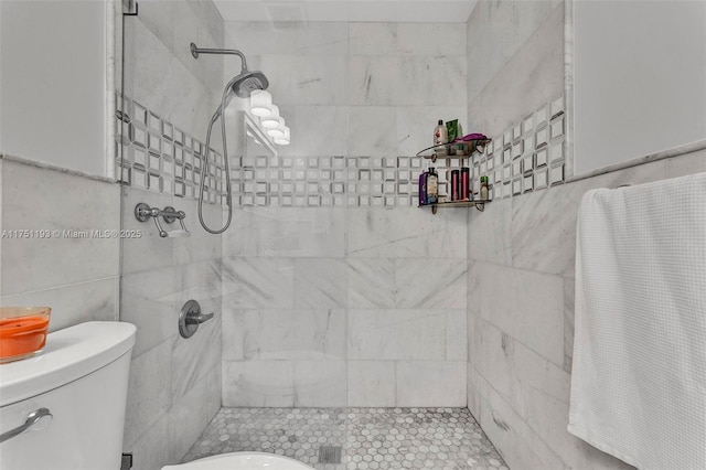 full bath with toilet and tiled shower