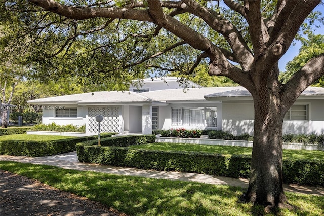 view of front of property featuring a front lawn