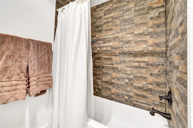 bathroom with shower / bath combo