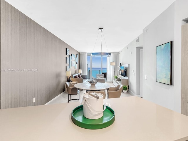 dining space featuring visible vents, a notable chandelier, and baseboards