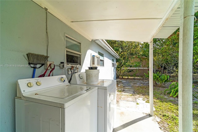 laundry area with laundry area, crown molding, and independent washer and dryer