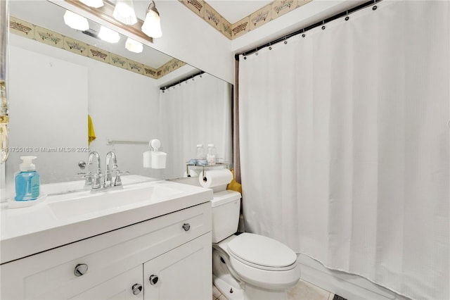 full bath featuring a shower with shower curtain, vanity, and toilet