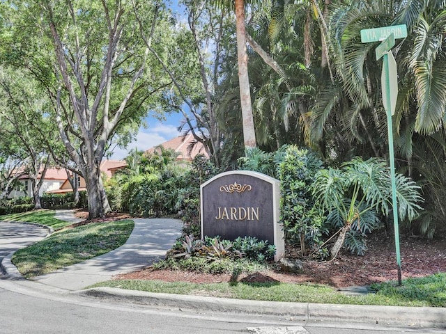 view of community / neighborhood sign