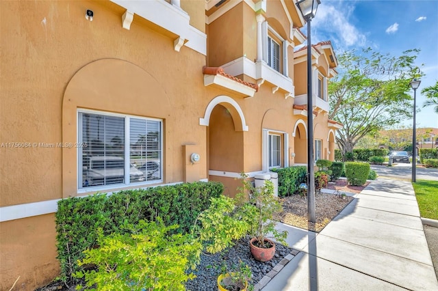 view of exterior entry with stucco siding