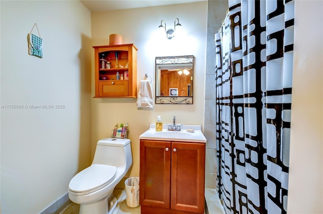 bathroom with a shower with shower curtain, vanity, and toilet