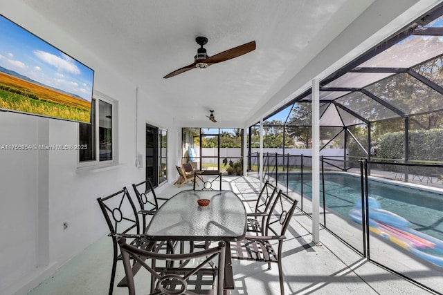 sunroom / solarium featuring a ceiling fan