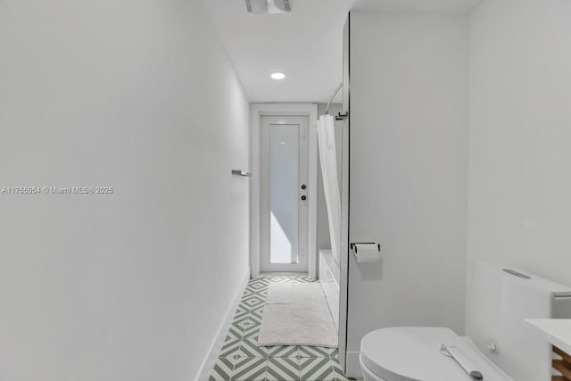 full bathroom featuring toilet, recessed lighting, baseboards, and a shower with shower curtain