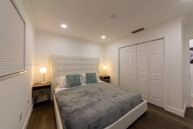 bedroom with recessed lighting, dark wood finished floors, visible vents, and baseboards