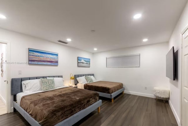 bedroom with baseboards, dark wood finished floors, visible vents, and recessed lighting