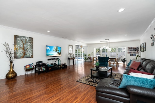 living area featuring crown molding, baseboards, wood finished floors, and recessed lighting