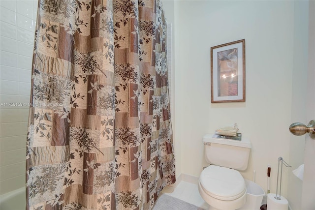 7800 NW 29th St, Margate, FL 33063 - full bath featuring toilet, curtained shower, and tile patterned flooring