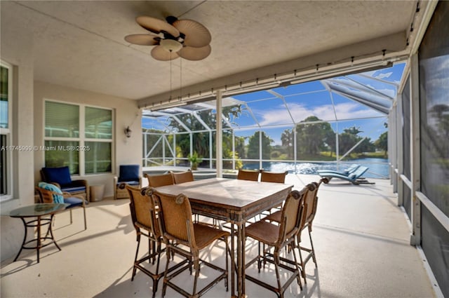 sunroom / solarium featuring a ceiling fan