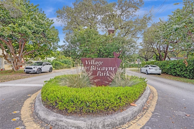 view of community / neighborhood sign