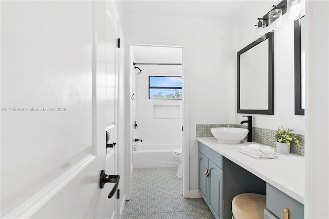 full bath with washtub / shower combination, toilet, and vanity