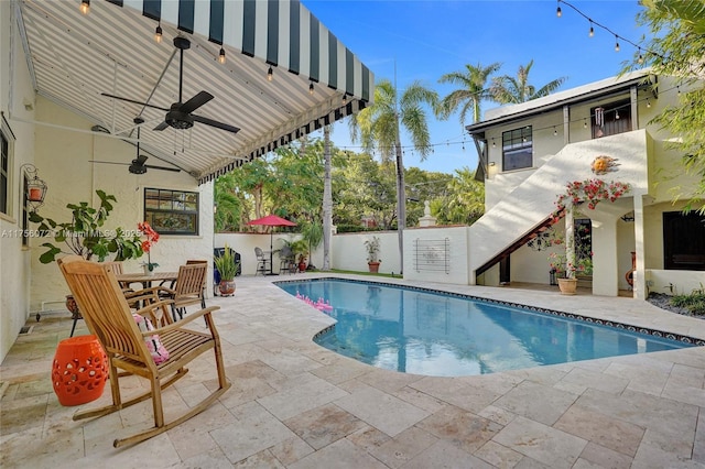 view of swimming pool with a patio, outdoor dining space, a ceiling fan, and a fenced in pool