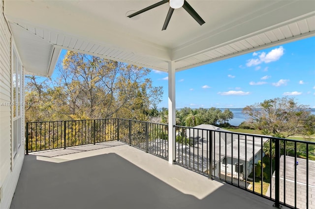 balcony featuring ceiling fan