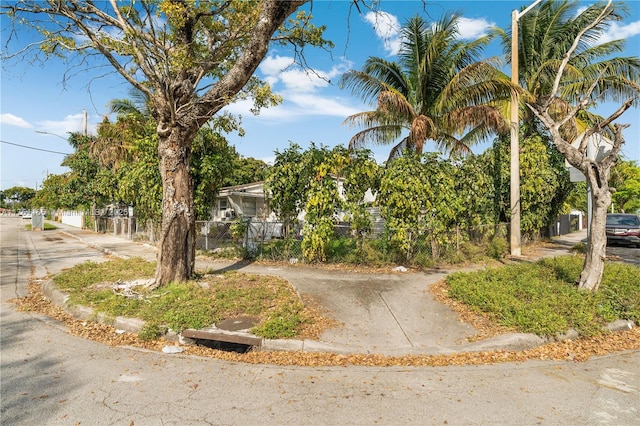 view of front of property featuring a fenced front yard