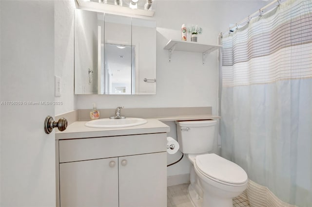 bathroom with toilet, a shower with curtain, and vanity