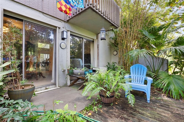 entrance to property with stucco siding