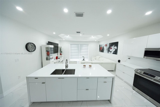 kitchen with recessed lighting, stainless steel appliances, a sink, visible vents, and modern cabinets