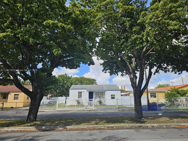 view of front of home with a fenced front yard