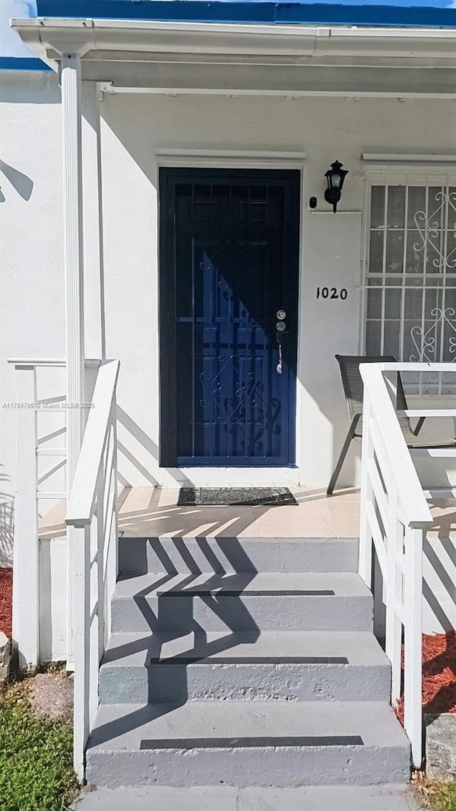 entrance to property with stucco siding