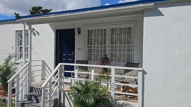 entrance to property with stucco siding