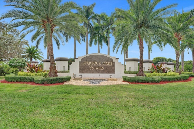 community sign featuring a yard