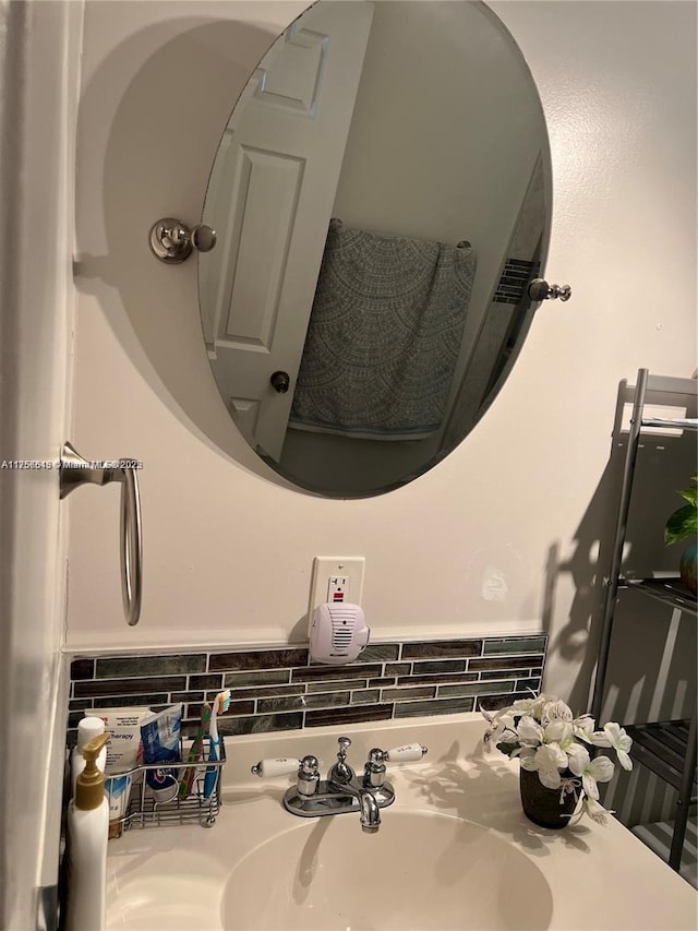 room details featuring backsplash and vanity