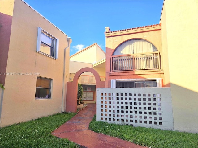 view of front of property featuring a balcony and stucco siding