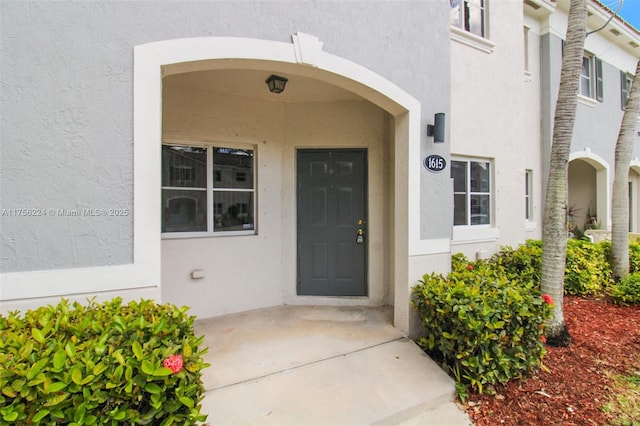 view of exterior entry with stucco siding