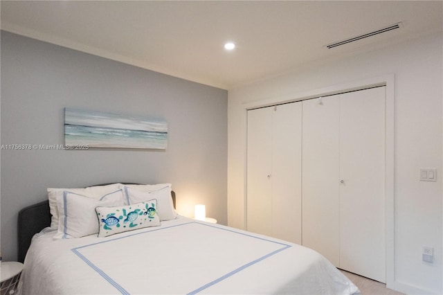 bedroom featuring a closet, visible vents, and recessed lighting