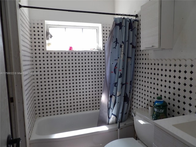 bathroom featuring toilet and shower / bath combo