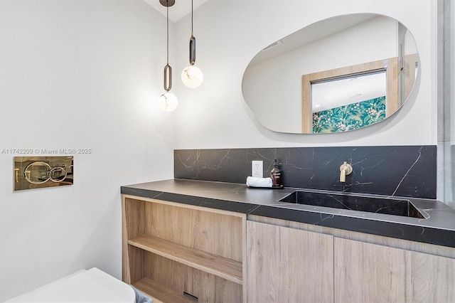 bathroom featuring visible vents, tasteful backsplash, vanity, and toilet