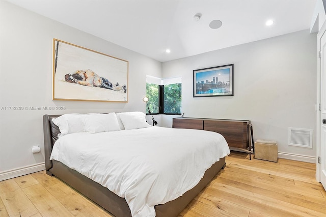 bedroom featuring light wood finished floors, recessed lighting, visible vents, and baseboards