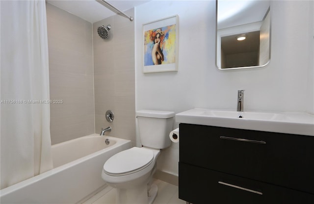 bathroom featuring shower / tub combo, baseboards, vanity, and toilet