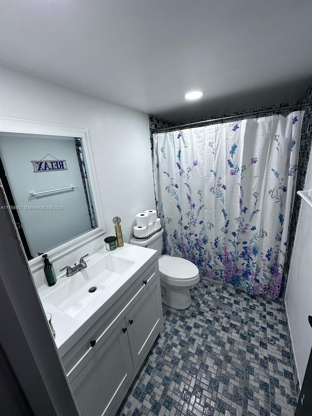 full bathroom featuring toilet, a shower with shower curtain, and vanity